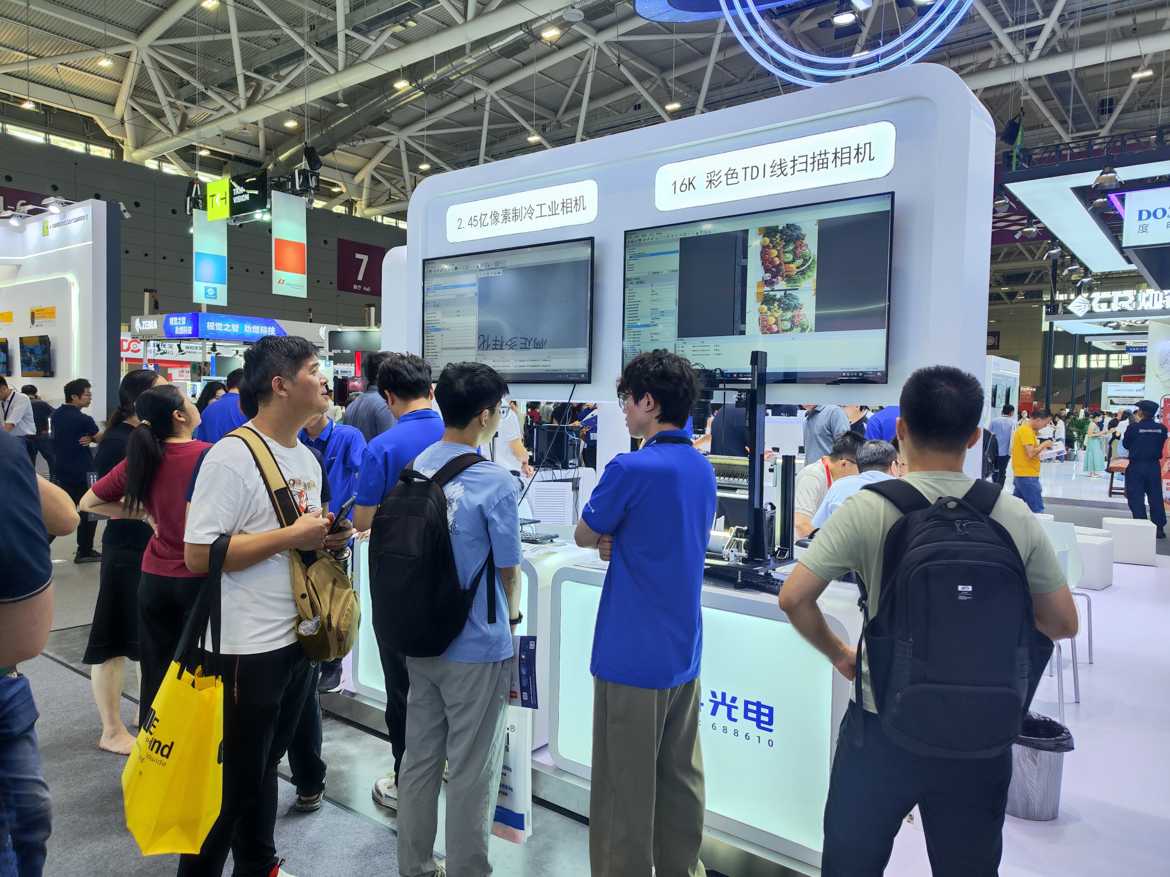 展台观众 (8).jpg